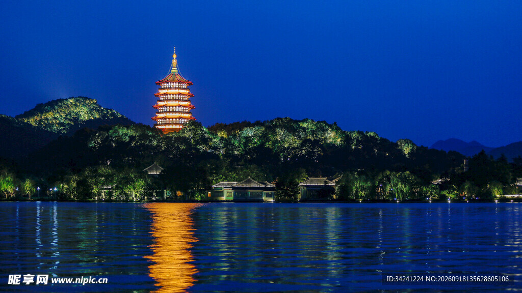 夜幕下的宝塔与湖景