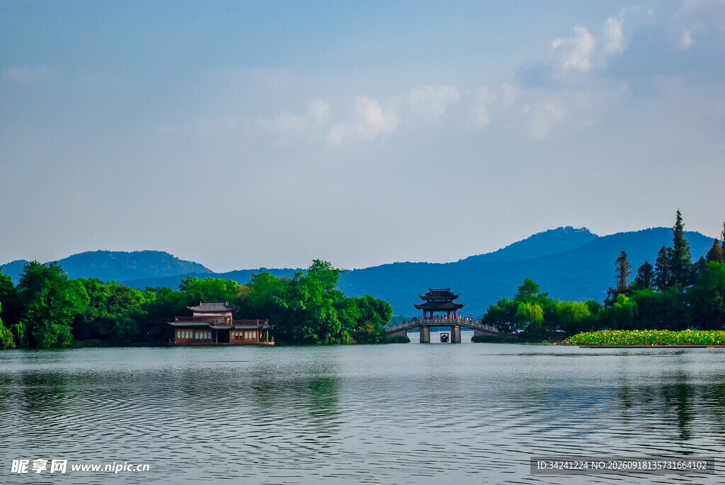 湖畔美景远山近树相映