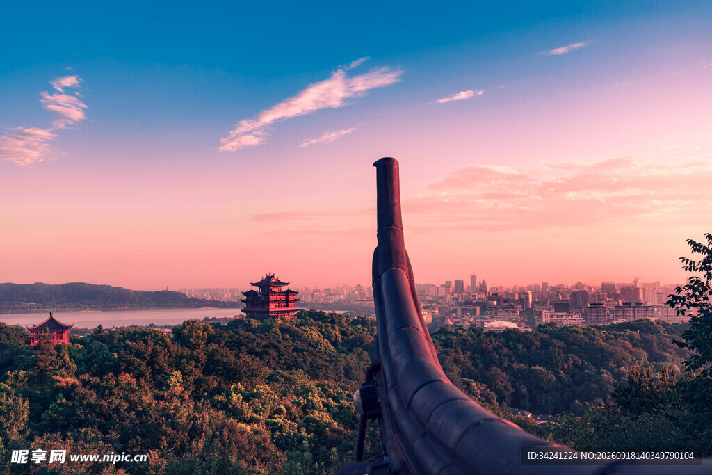 黄昏下的中式建筑与美景