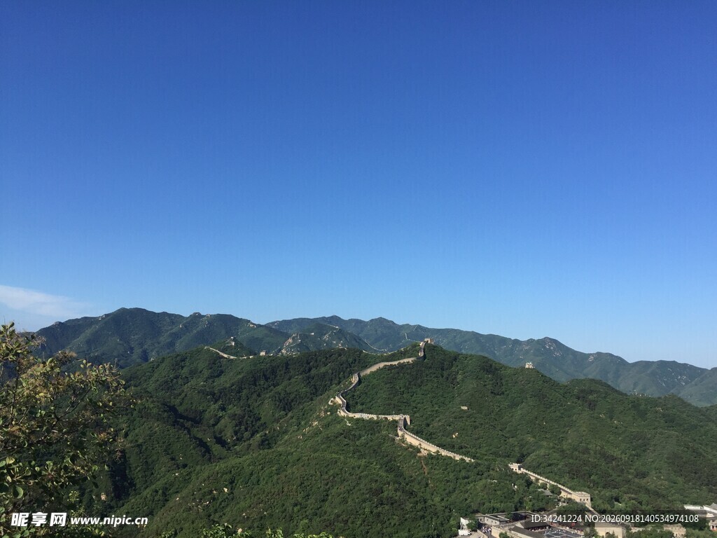 壮丽长城蜿蜒于青山之间