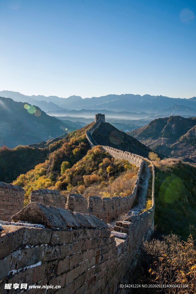 壮丽长城雄踞山峦美景