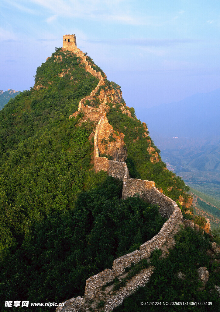 壮丽长城蜿蜒于青山之上
