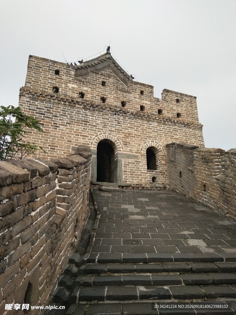 长城古老城楼与石阶景观