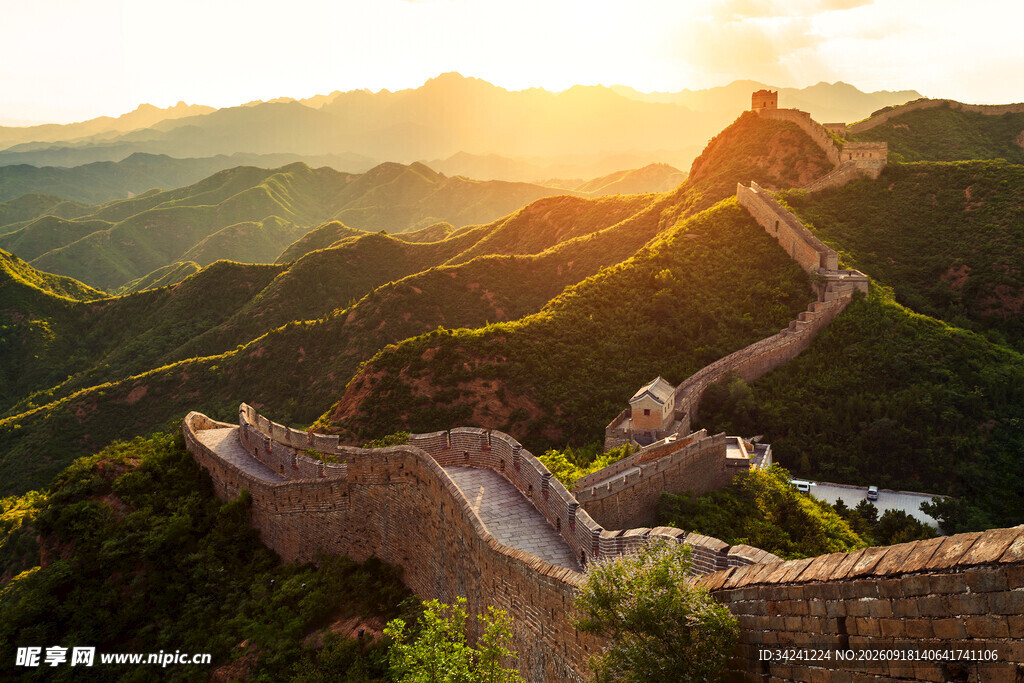 夕阳下的壮丽长城美景