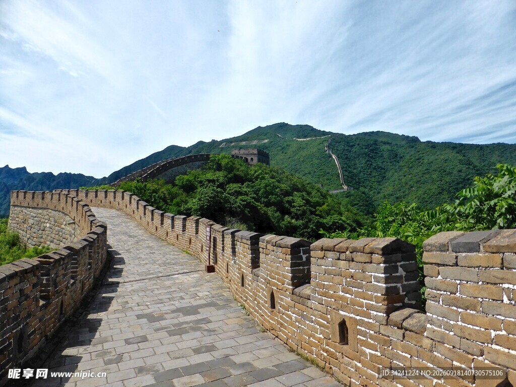 壮丽长城蜿蜒于青山之间