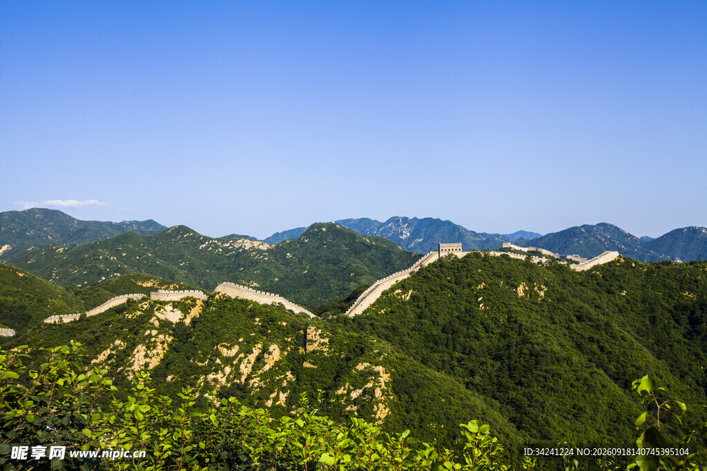 壮丽长城蜿蜒于青山之间
