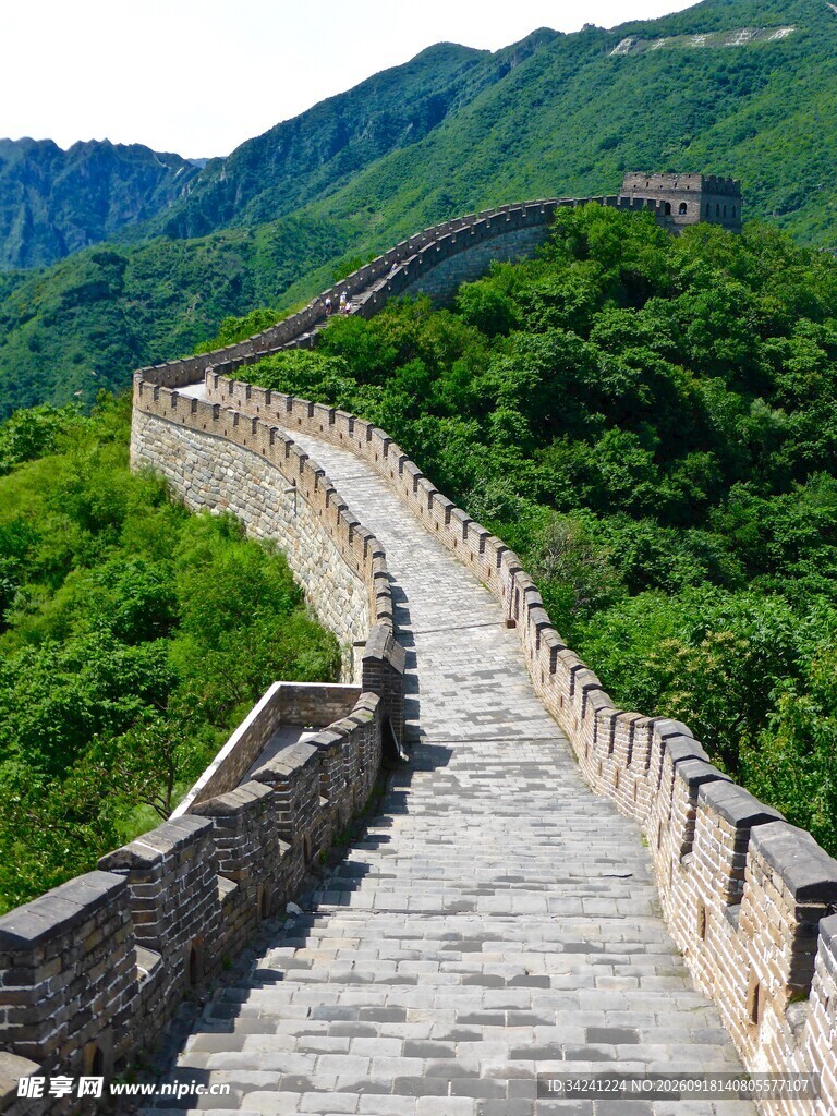 蜿蜒长城穿梭于青山之间