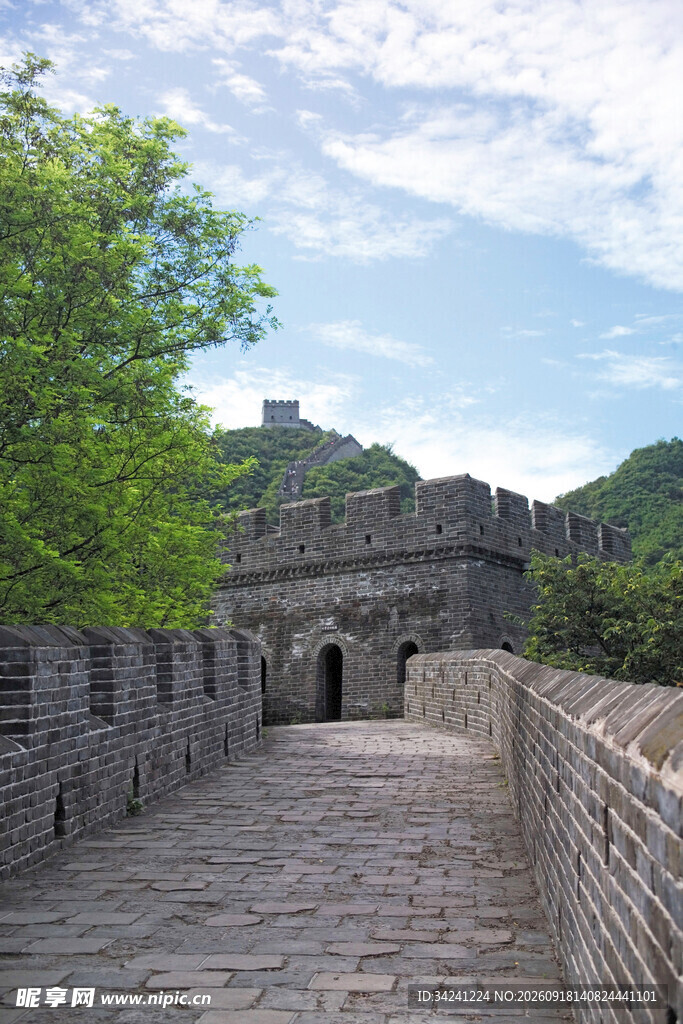 古老长城的砖石步道