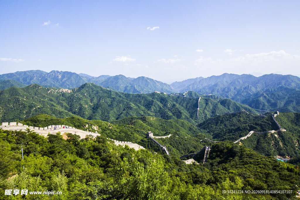 壮丽长城蜿蜒于青山间