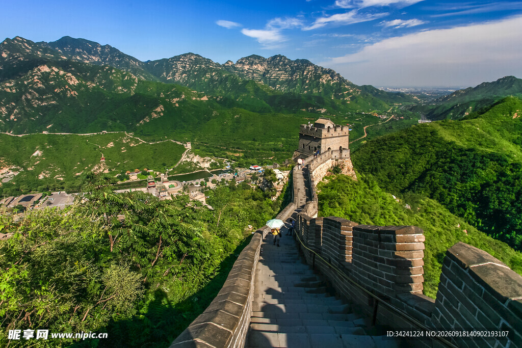 壮丽长城蜿蜒于青山之间