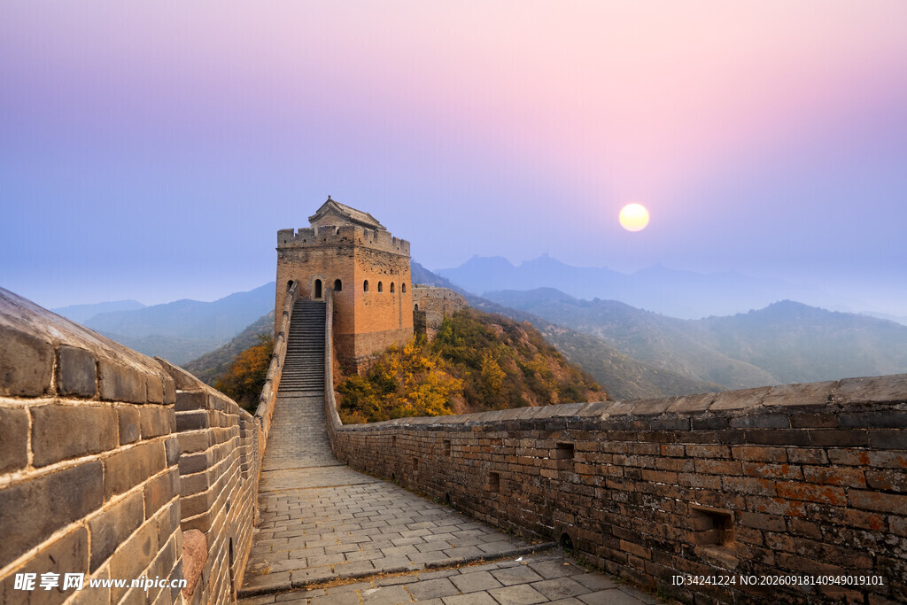 夕阳下的壮丽长城美景