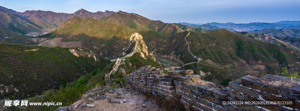 壮丽山景与蜿蜒长城