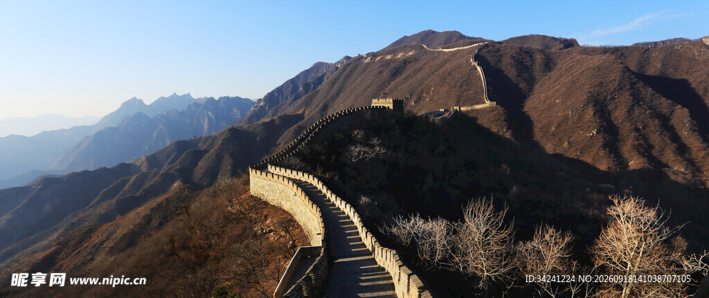 壮丽长城蜿蜒于山峦间