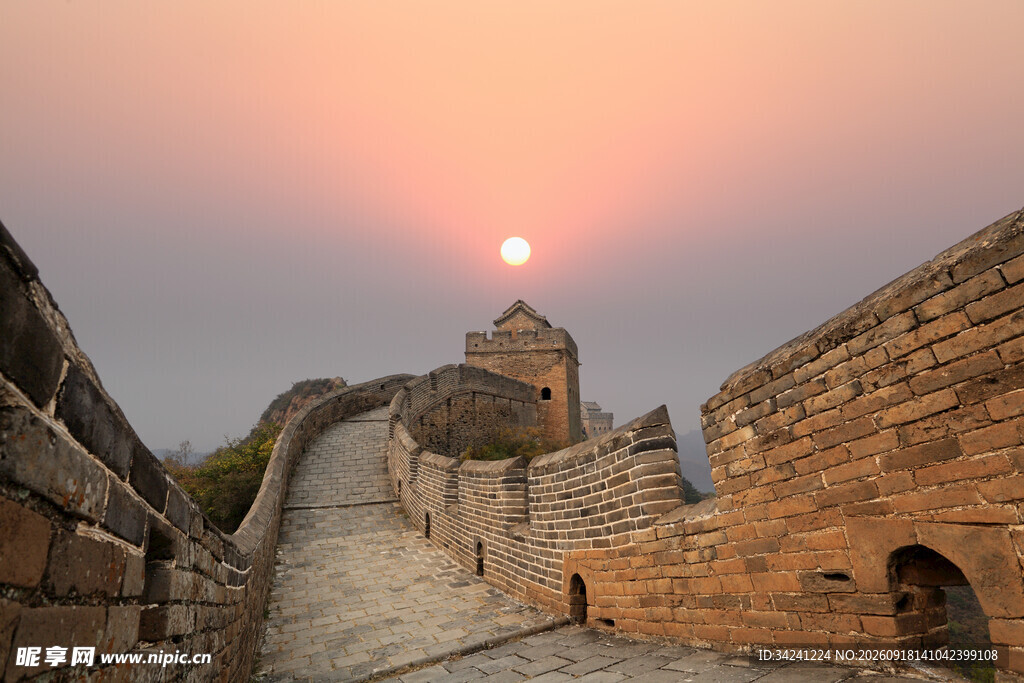 夕阳下的古老长城美景