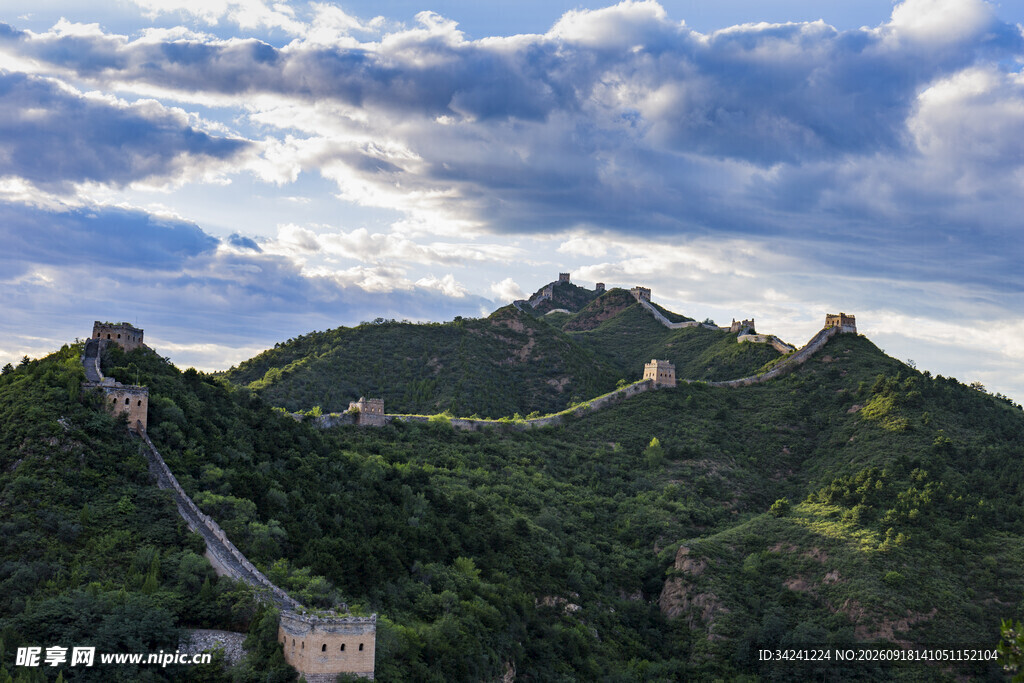 壮丽长城蜿蜒于山峦之间