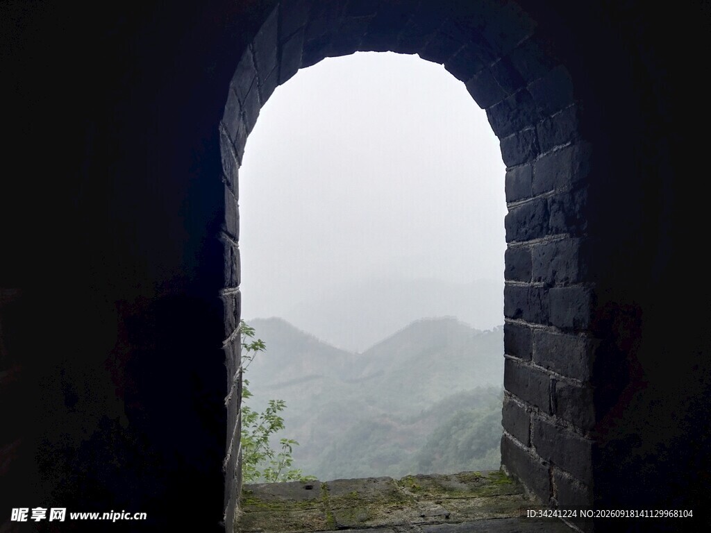 透过古洞望山峦美景
