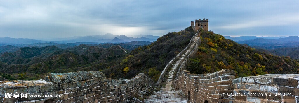 壮丽长城蜿蜒于山峦之间
