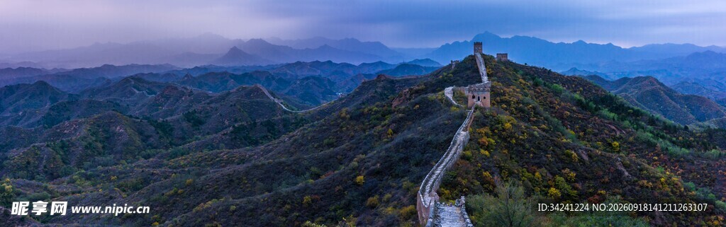 壮丽长城蜿蜒于山峦之间