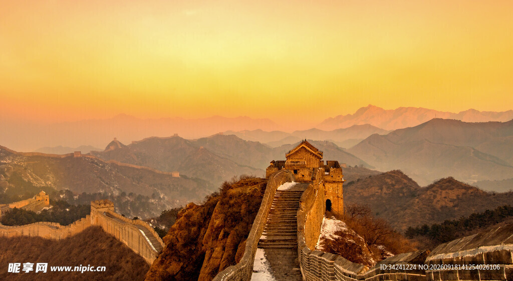 夕阳下的壮丽长城
