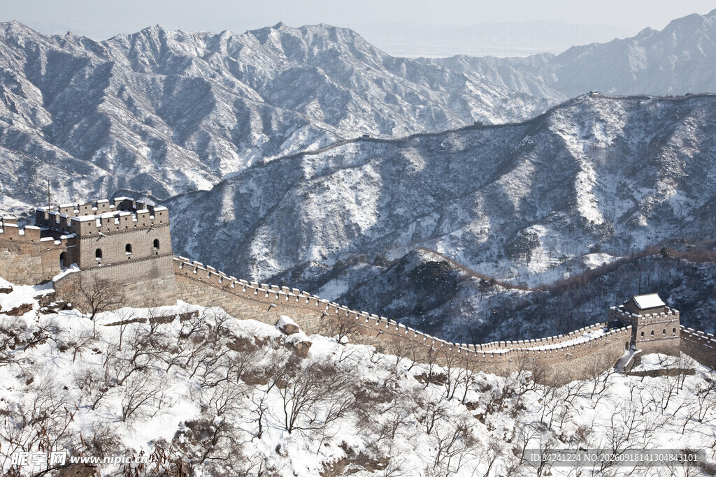 雪覆长城壮丽美景