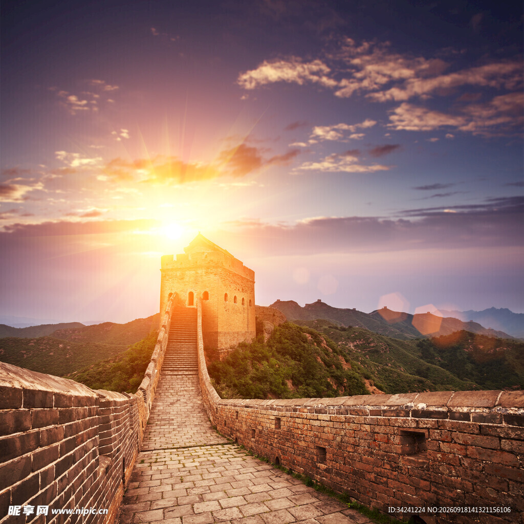 夕阳下的壮丽长城美景