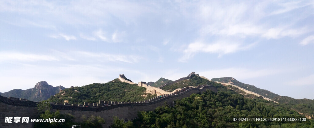 壮丽长城蜿蜒于山峦之间