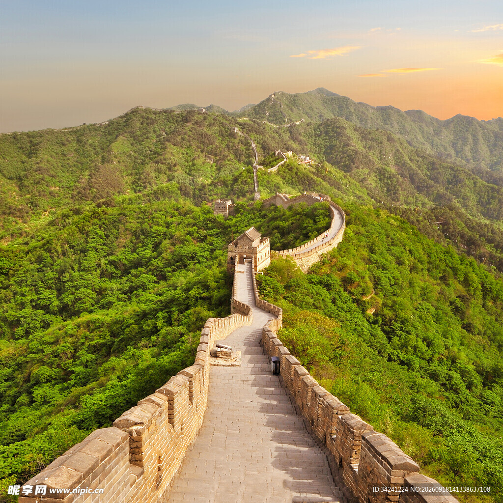 壮丽长城蜿蜒于青山之间
