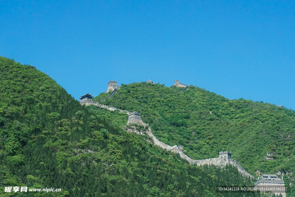青山间蜿蜒的古老长城
