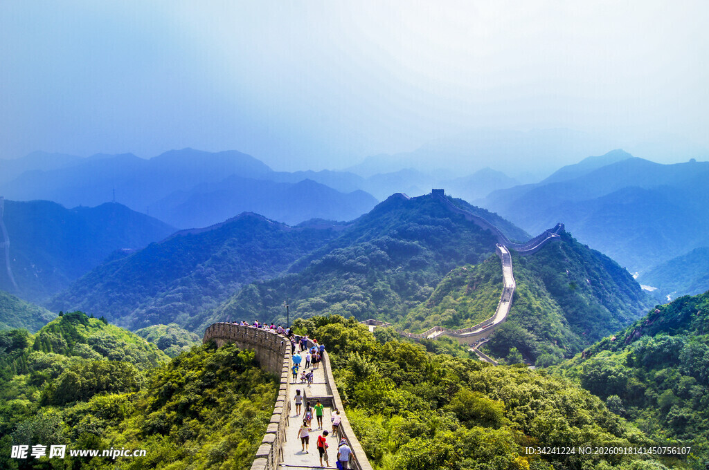 壮丽长城蜿蜒于青山之间