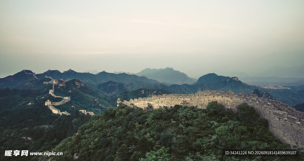 俯瞰雄伟长城壮丽景观