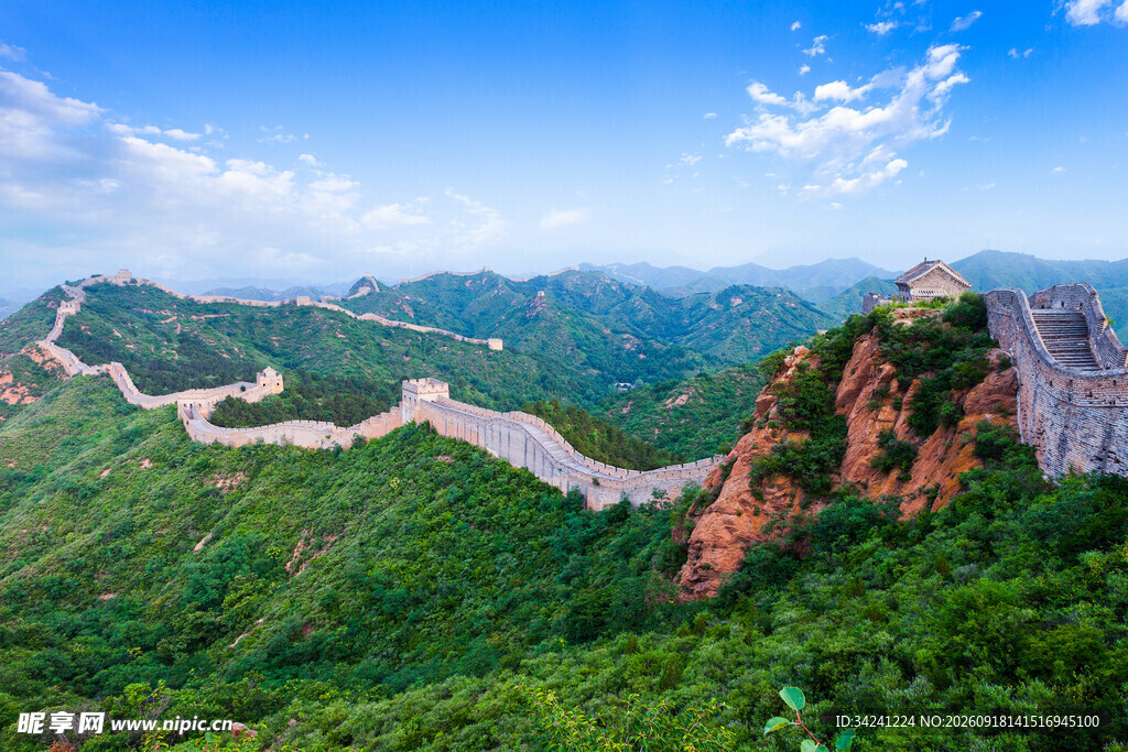 壮丽长城蜿蜒于青山之间