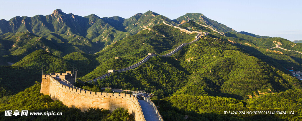 壮丽长城蜿蜒于青山间