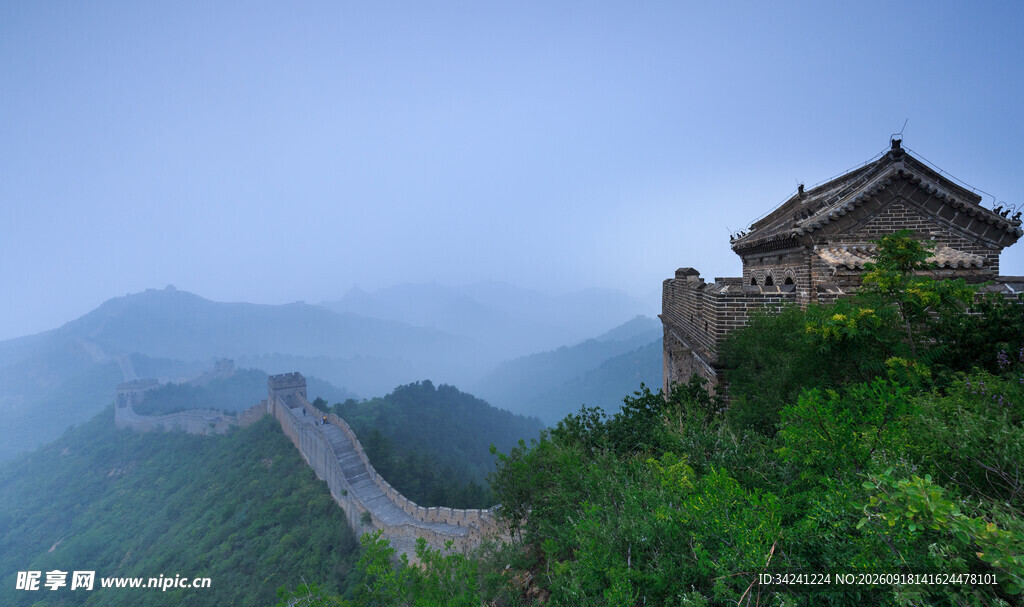 长城山峦间古韵景致美