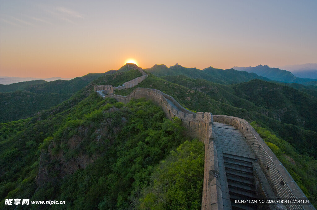 夕阳下的壮美长城景观