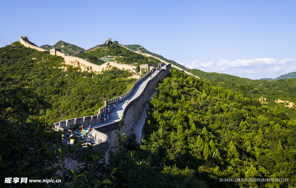 壮丽长城蜿蜒于青山之间