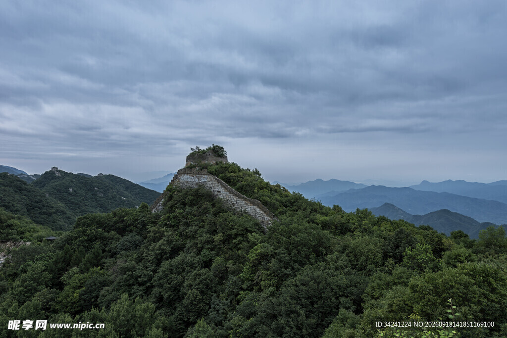 巍峨山峦上的古老长城