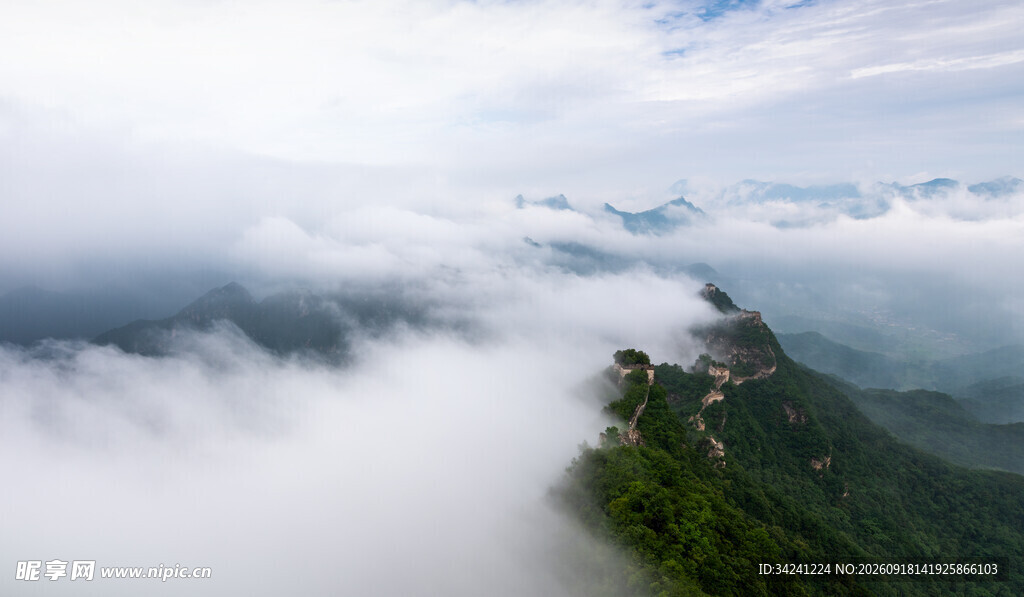 云雾缭绕中的山巅美景