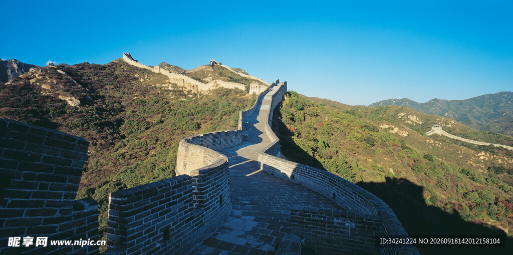 壮丽长城蜿蜒于山峦间