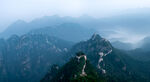 壮丽山峦间的蜿蜒长城