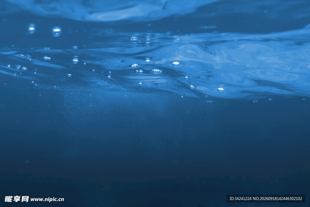 梦幻蓝色水底发光景象