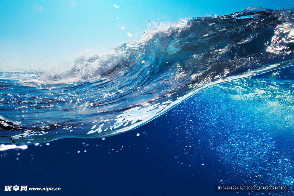 蓝色海洋中的壮观海浪