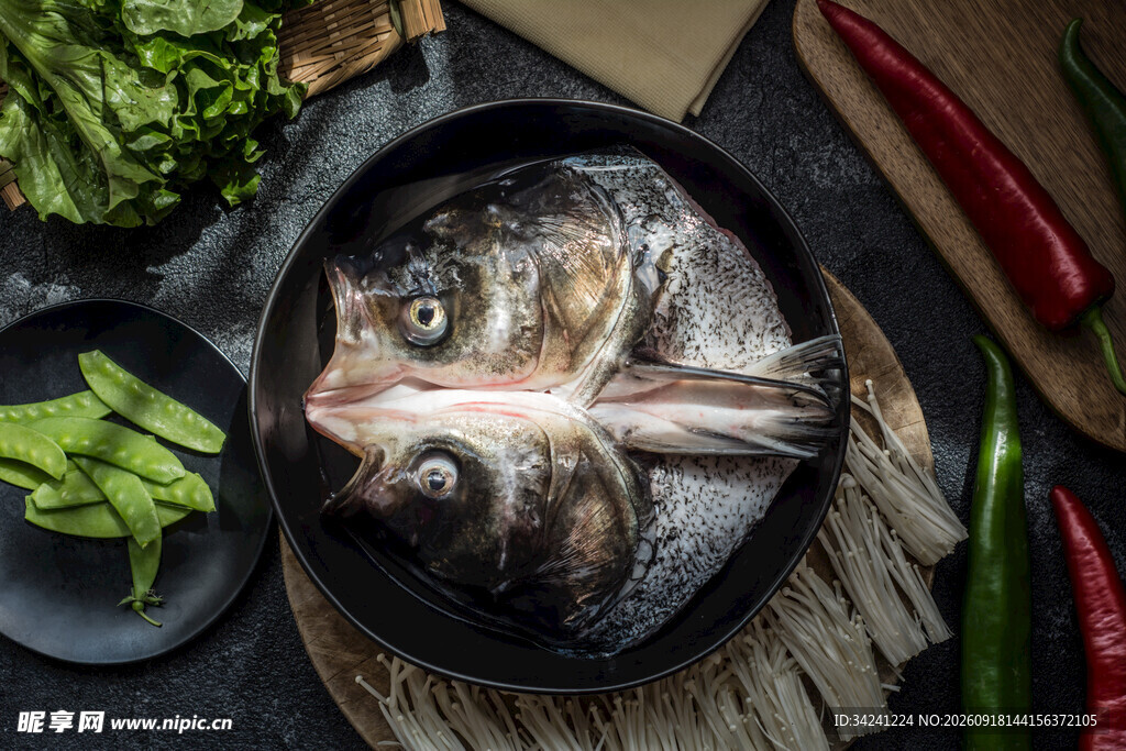 新鲜鱼头搭配多样食材