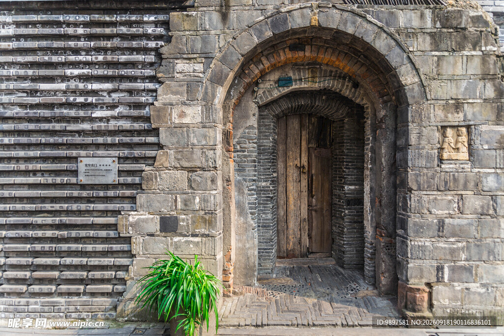 古老石砌拱门建筑景观