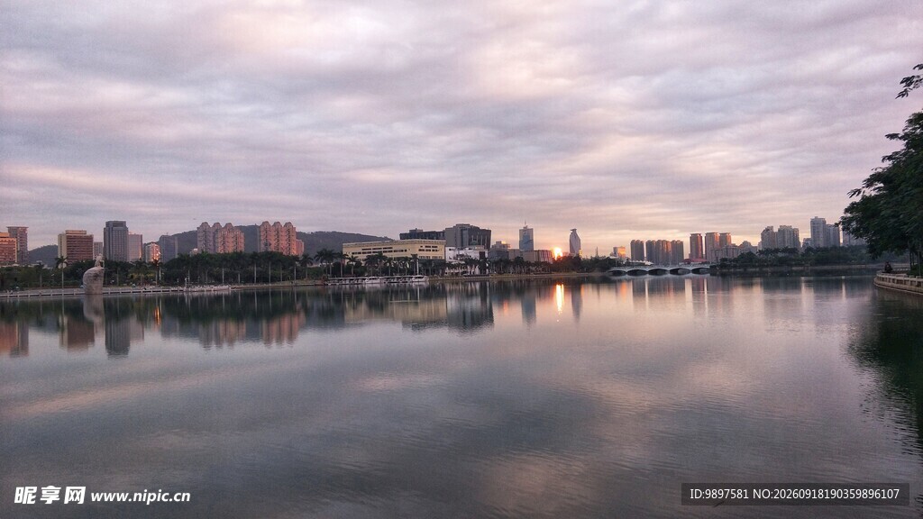 城市湖畔黄昏静谧美景