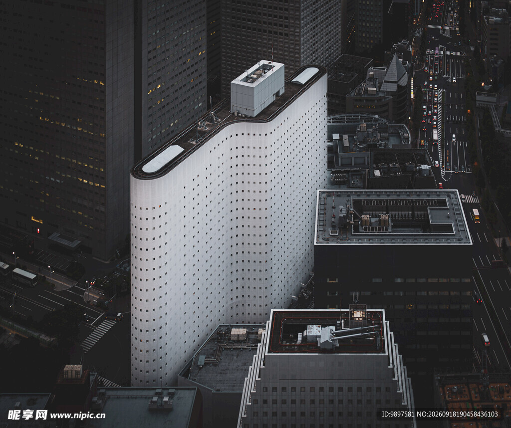 城市夜景中的独特建筑