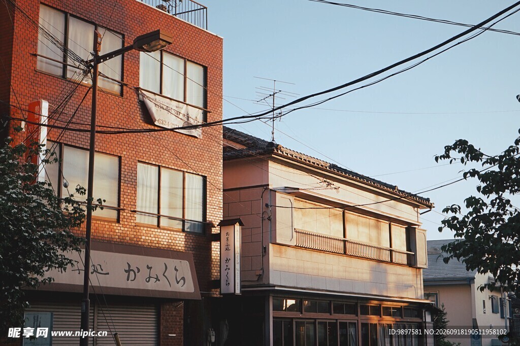 日式街道旁的低矮建筑