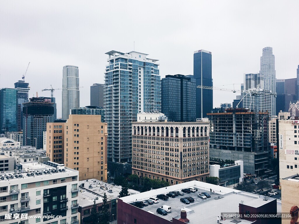 雪后都市高楼景观