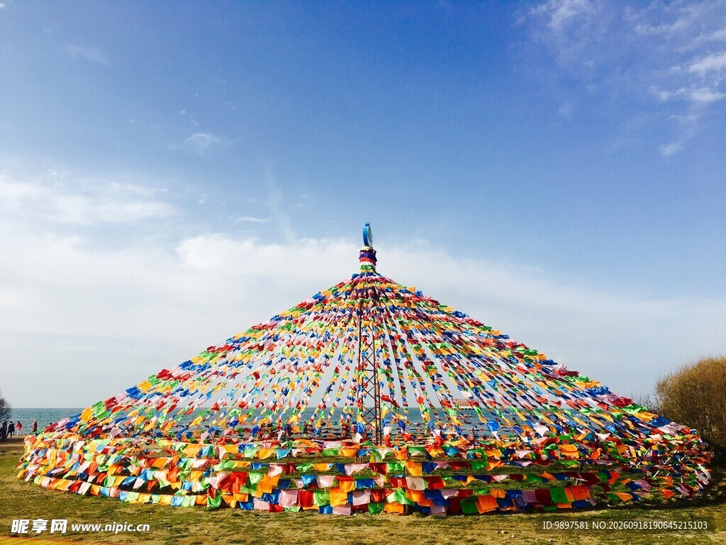 草原上的多彩经幡塔