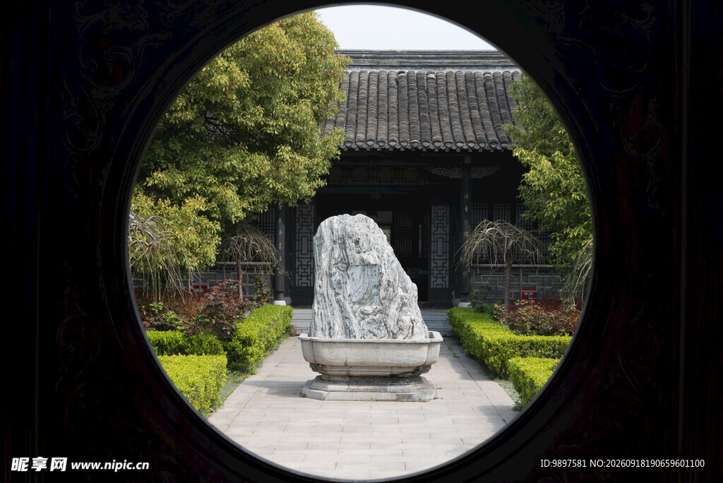 中式园林中的石兽景观