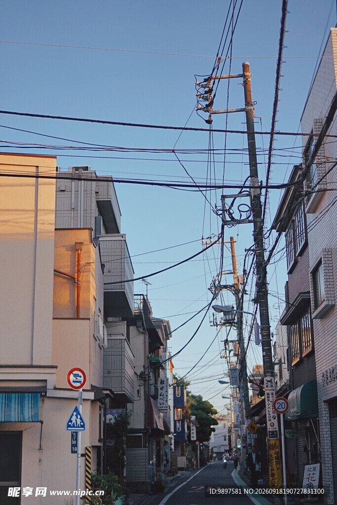 日式街道电线与建筑景观